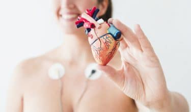 Donna Con Elettrodi Che Tiene La Figurina Del Cuore 23 2147934621 375x220